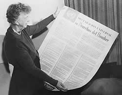 Eleonor Roosevelt leyendo la Declaración Universal de Derechos del Hombre en 1.948