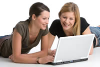 2 jovenes mirando la pantalla de un computador